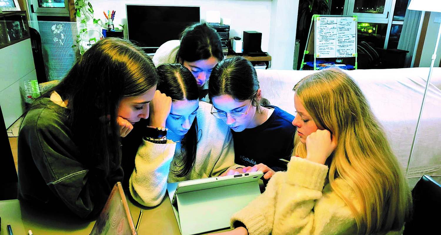 Niñas observando una tablet